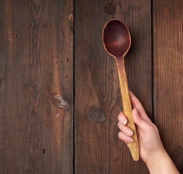 Ręka trzymająca łyżkę